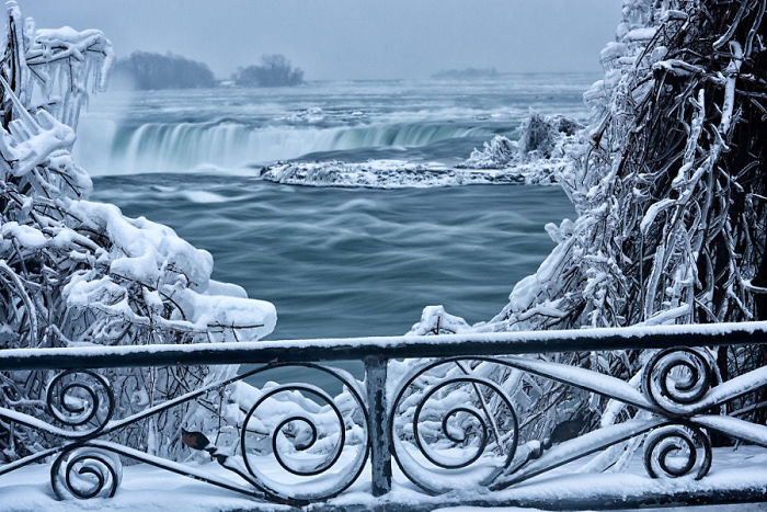 It?s So Cold In North America That Niagara Falls Is Frozen, And It Looks Like Something From Narnia