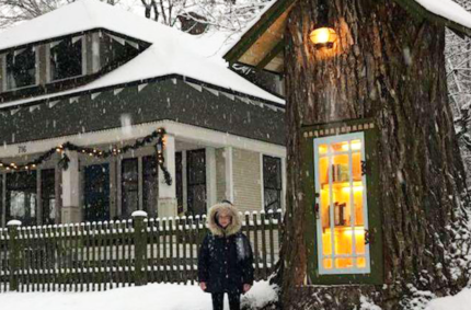 Woman Turned 110-Year-Old Dead Tree Into A Magical Free Little Library For The Neighborhood