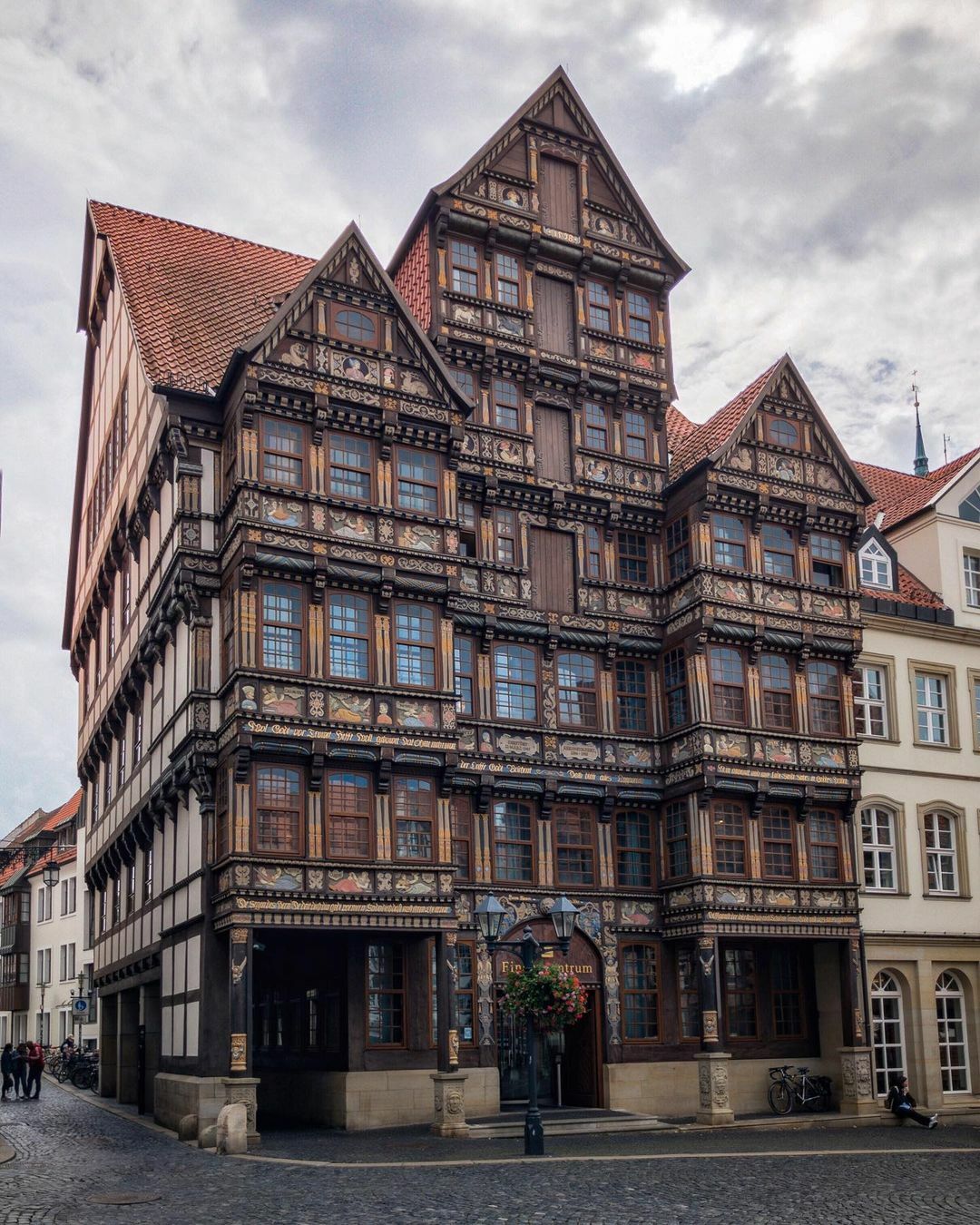 Wedekindhaus, A Half-Timbered Renaissance Style House With Carved Oak Facade Originally Built In 1598 By The Merchant Hans Storre, Then Completely Destroyed During A Wwii Air Raid Before Being Rebuilt In The 1980s. Hildesheim, Lower Saxony, Germany