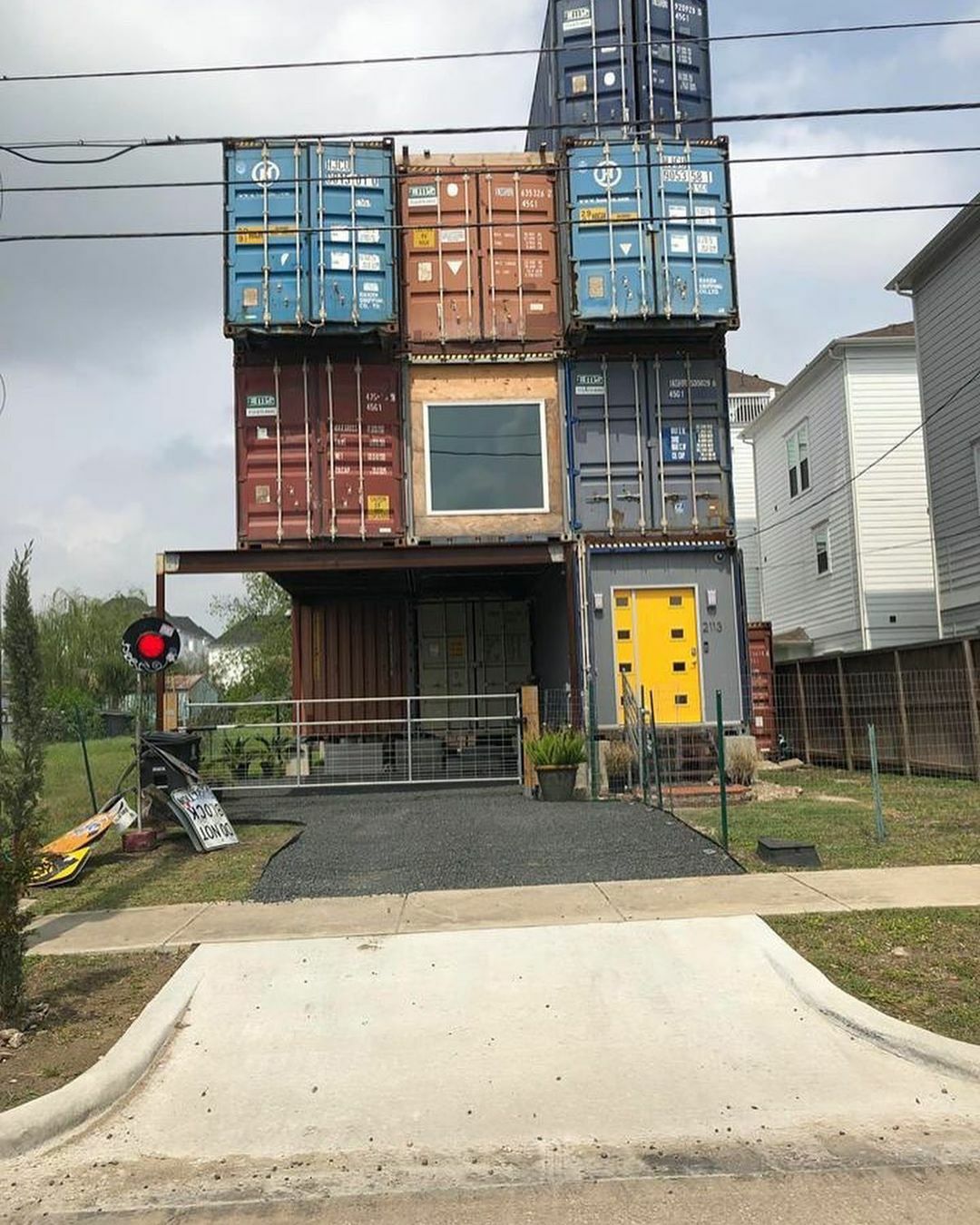 Rumah-dibuat-dari-daur ulang-pengiriman-kontainer
