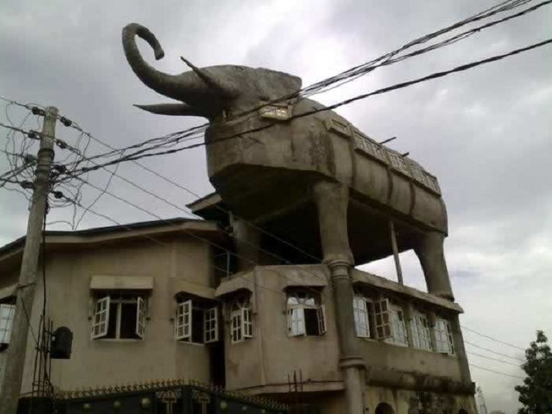 “Rumah Gajah” Di Lagos, Nigeria, Memicu Penciptaan Apa yang disebut “Hukum Bangunan Jelek”, dimana Pemilik berkewajiban untuk membayar pajak tergantung pada bagaimana tarif bangunan mereka pada skala 1 sampai 1.000.