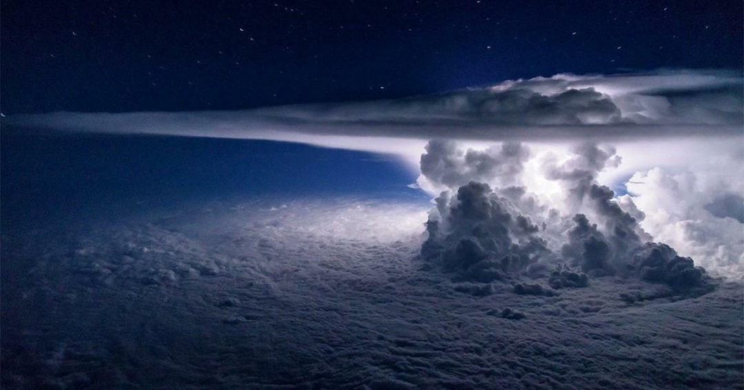 A Pilot Captured This Thunderstorm As Seen From 37,000 Feet