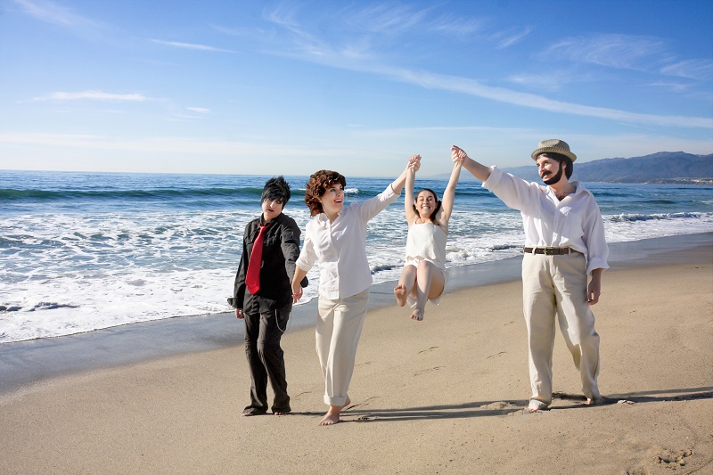 I Photoshopped Myself To Be My Own Awkward Family. Yes, They Are All Me (Bodies Included). Yes, I Did Go To The Beach And Take The Pictures. People Did Stare. I Did Send This Out To My Family And Friends For The Holidays