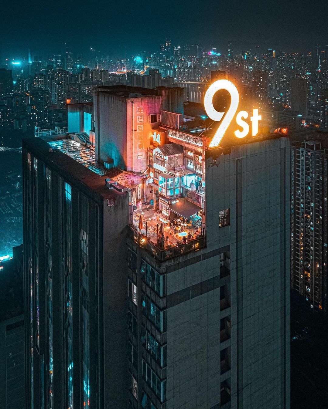 A Rooftop Restaurant/Café In Chongqing, China