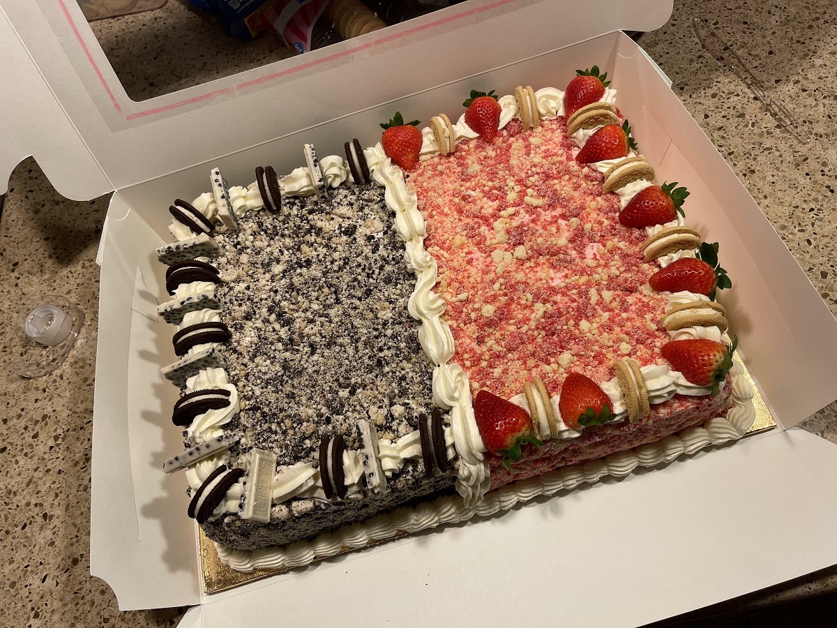 [Homemade] My Best-Selling Strawberry Oreo Sheet Cake