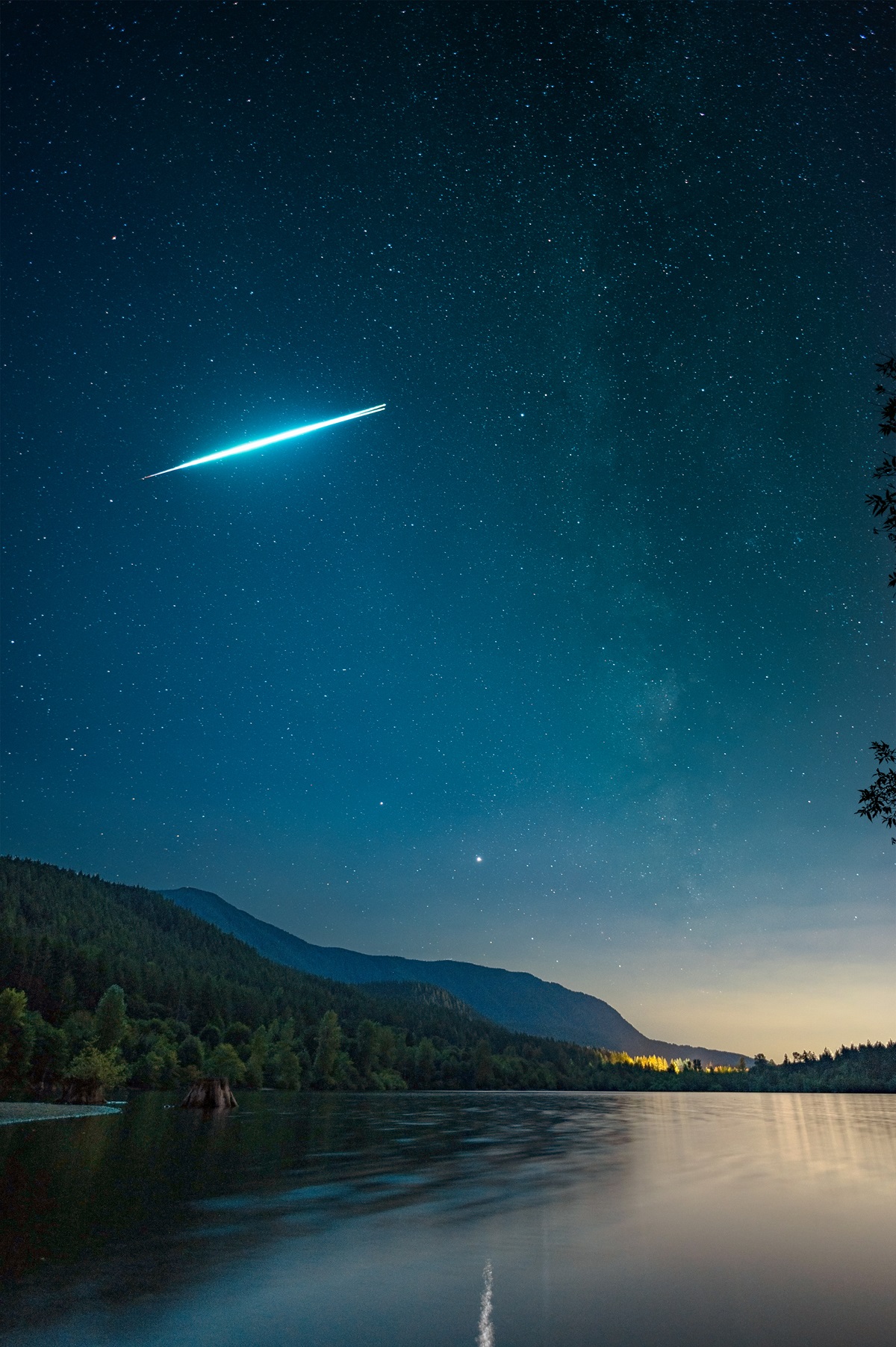 I Caught This Incredible Exploding Meteor When I Went To Rattlesnake Lake In Washington, USA, Last Weekend. Zoom In To See The Exact Moment It Explodes In Two