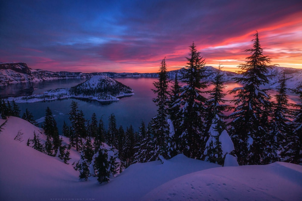 I Was Lucky Enough To Witness This Incredible Sunrise At Crater Lake National Park (Or) Last Weekend